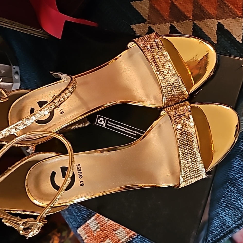 NIB GUESS GOLD MULTO TEXTURE  SHANTEL 11 SHOES